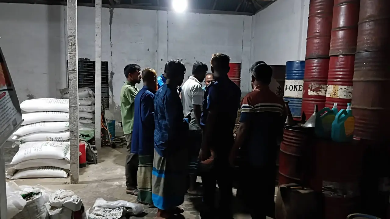 সারের দোকানে মজুত ছিল ১৮৩ লিটার ডিজেল