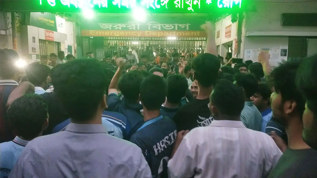 ঢাবি শিক্ষার্থীদের সঙ্গে ঢামেক চিকিৎসকদের হাতাহাতি, বন্ধ জরুরি বিভাগ