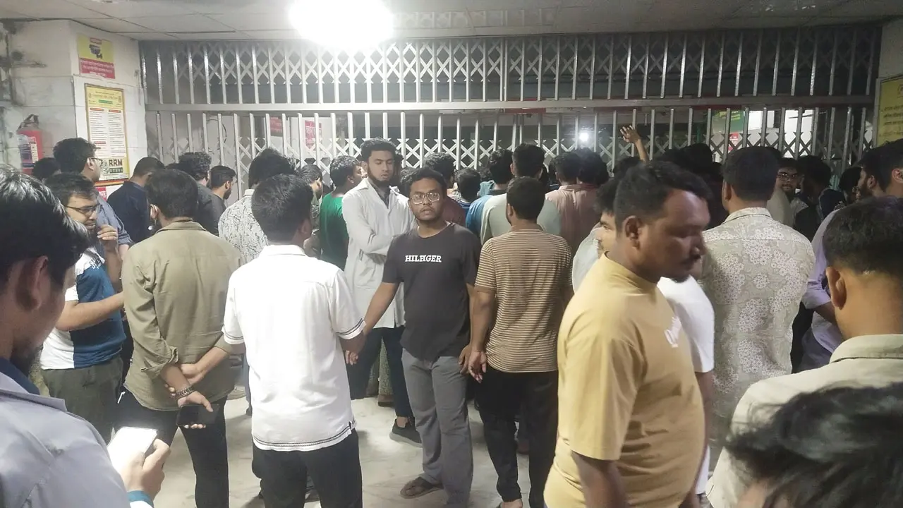 জরুরি বিভাগ থেকে বের করে দেওয়া হচ্ছে রোগীদের, বাইরে উত্তেজনা