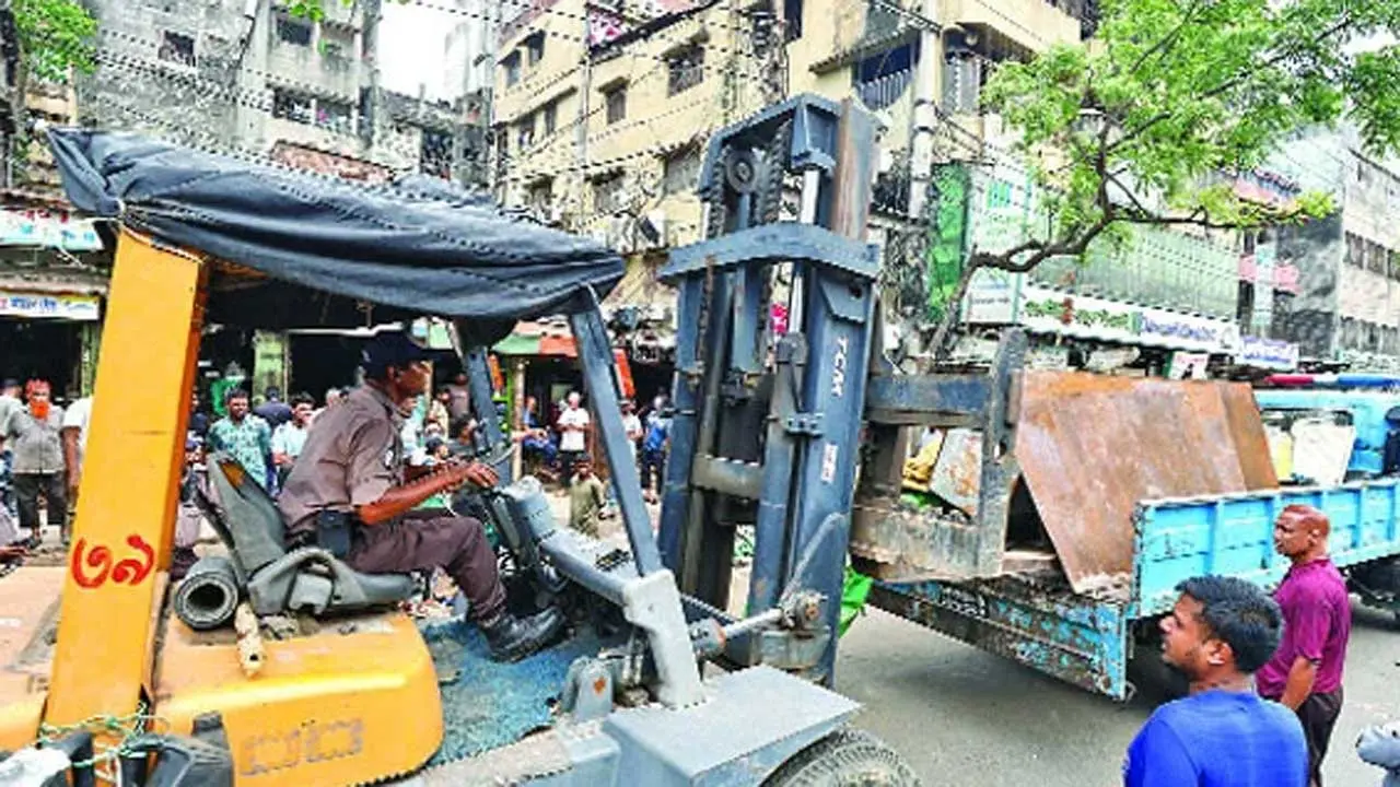 ফুটপাত দখলমুক্তে ডিএমপির অভিযান : জরিমানা প্রায় সাড়ে ৩ লাখ