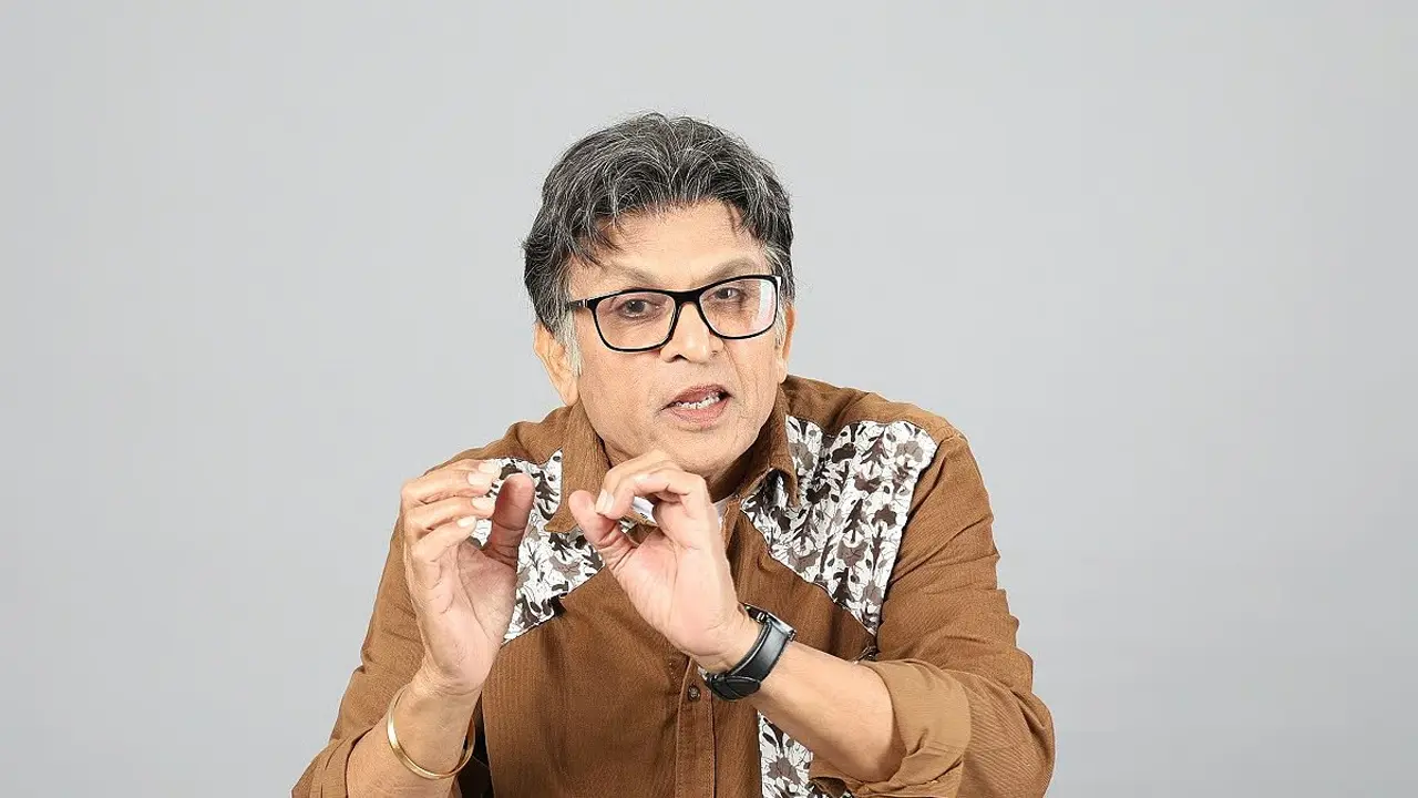অন্তরঙ্গ দৃশ্য নিয়ে মন্তব্যে বিতর্কে জড়ালেন অন্নু কাপুর