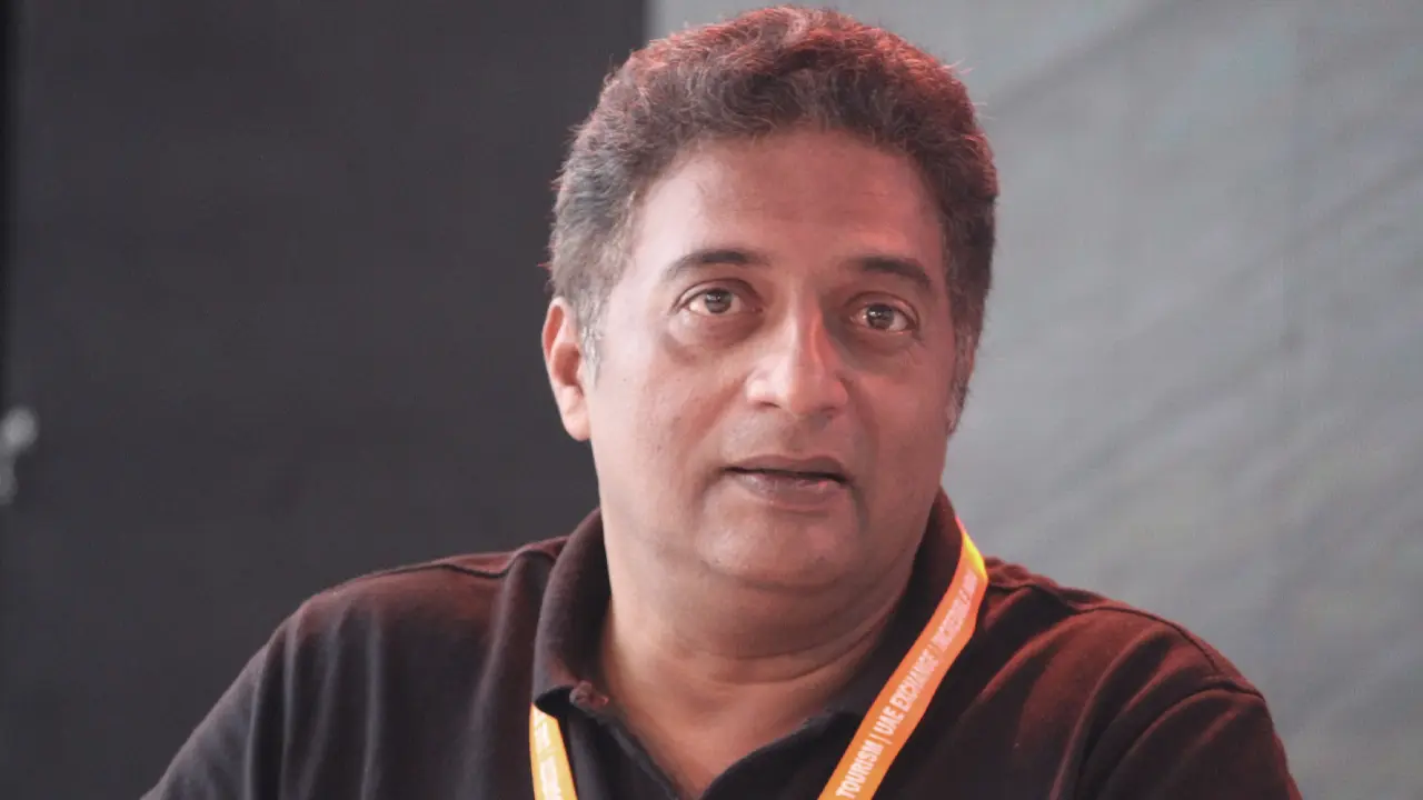 মিম শেয়ার দিয়ে বিপাকে প্রকাশ রাজ