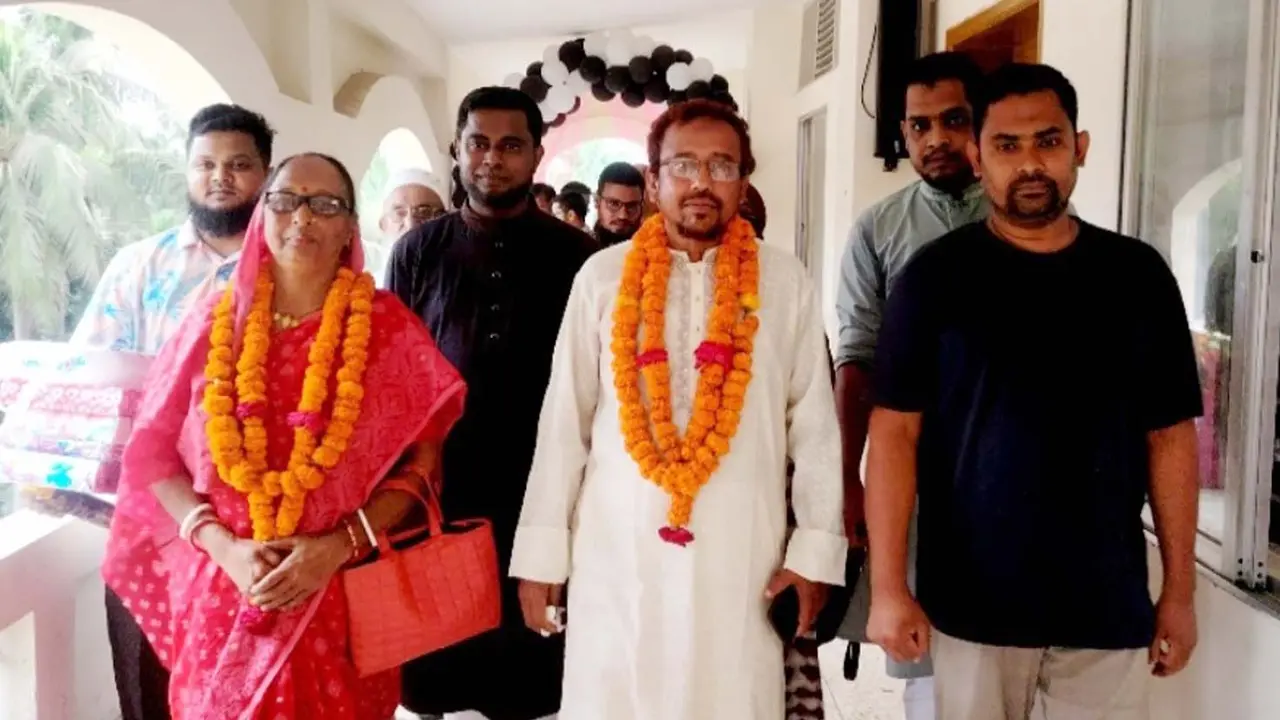 একই প্রতিষ্ঠানে শুরু-শেষ, দুই শিক্ষকের আবেগঘন বিদায়