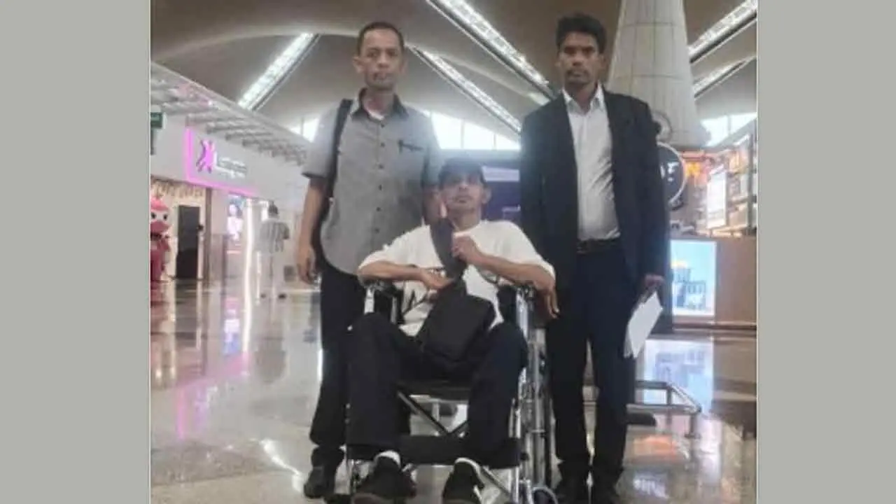 দুর্ঘটনায় গুরুতর আঘাতপ্রাপ্ত মালয়েশিয়া প্রবাসী ফরিদ মিয়া দেশে ফিরেছেন