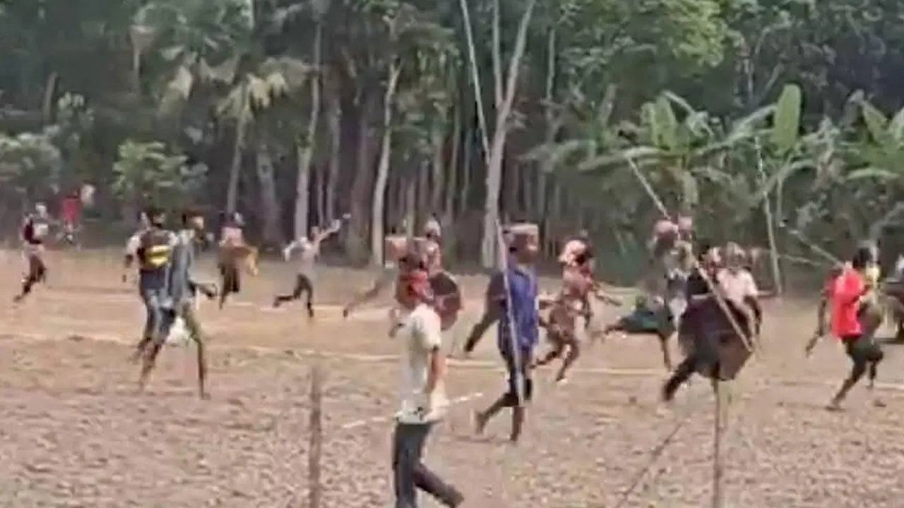 ফরিদপুরে দুই পক্ষের সংঘর্ষ-বাড়িঘর ভাঙচুর, আহত ১১