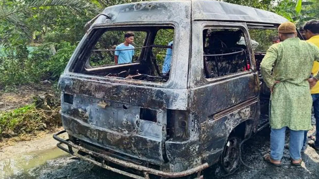 পাম্পে তেল নিতে গিয়ে আগুনে পুড়ল মাইক্রোবাস