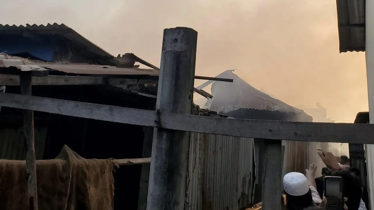 কালিয়াকৈরে কলোনিতে আগুন, পুড়ল ২০ ঘর