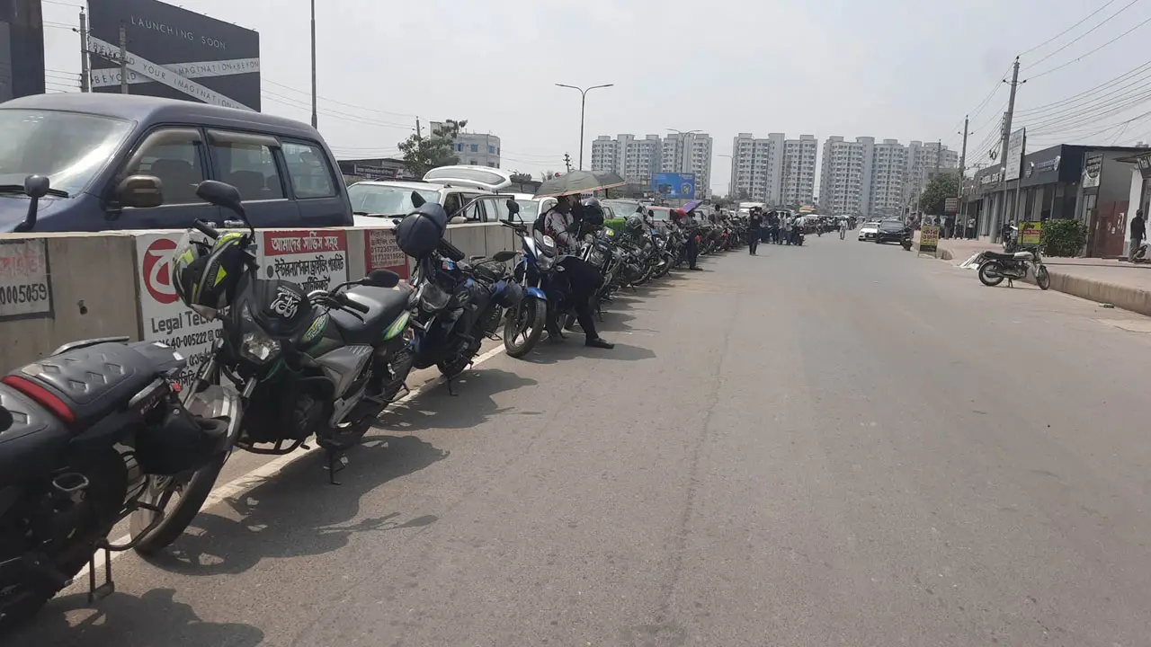 ‘৩০ ঘণ্টা লাইনে থেকেও মিলছে না তেল, পর্যাপ্ত মজুতের তথ্য শুধুই গল্প’