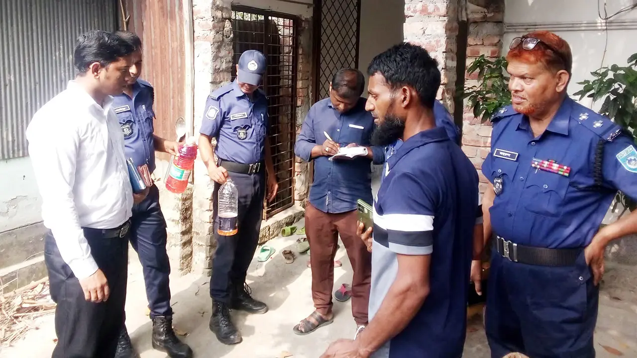 ক্রেতা সেজে তেল কিনতে গেলেন ডিজিএফআইয়ের তিন সদস্য