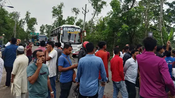 গোপালগঞ্জে তেল না পেয়ে মহাসড়ক অবরোধ