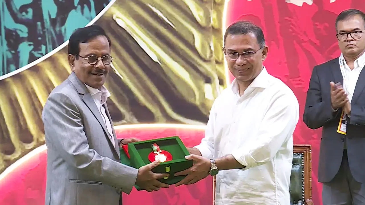 স্বাধীনতা পুরস্কার গ্রহণ করলেন হানিফ সংকেত