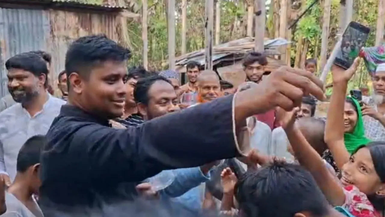 লোডশেডিংয়ের প্রতিবাদে মোমবাতি বিতরণ করলেন হাসনাত আব্দুল্লাহ