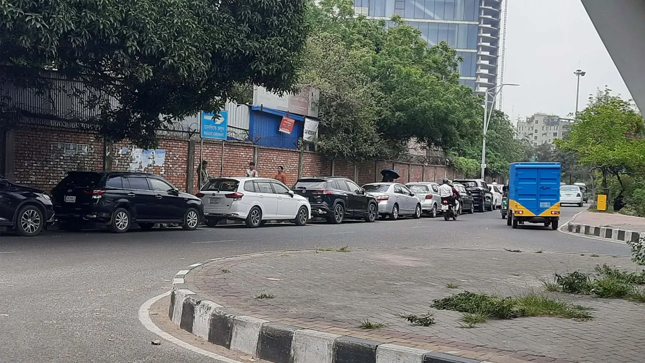 দাম বাড়লেও রাজধানীতে জ্বালানি তেলের হাহাকার