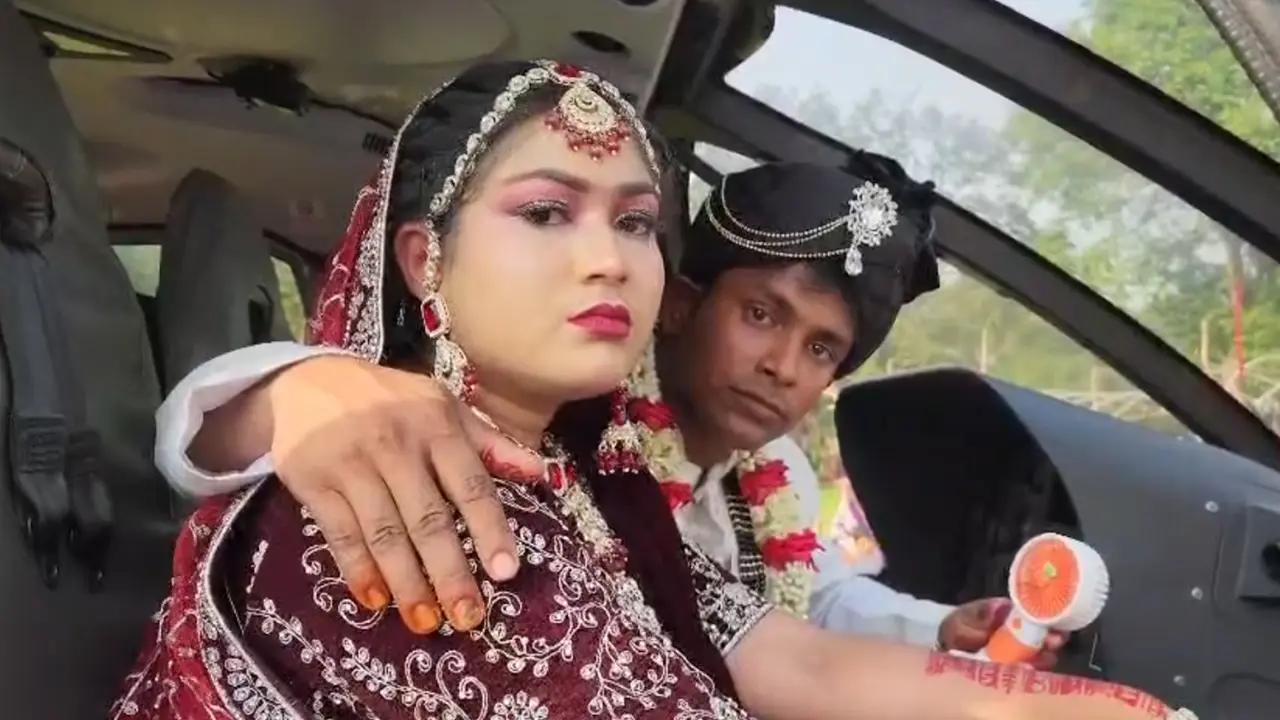 স্বপ্ন থেকে বাস্তব, মাকে সঙ্গে নিয়ে হেলিকপ্টারে বউ নিয়ে এলো ছেলে