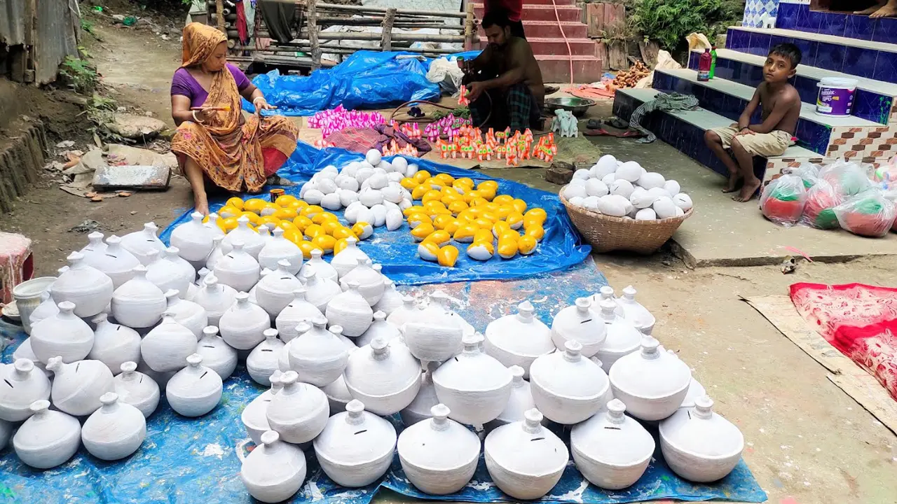 বৈশাখ এলেই প্রাণ ফিরে পায় পালপাড়া, টিকে থাকার লড়াই মৃৎশিল্পে