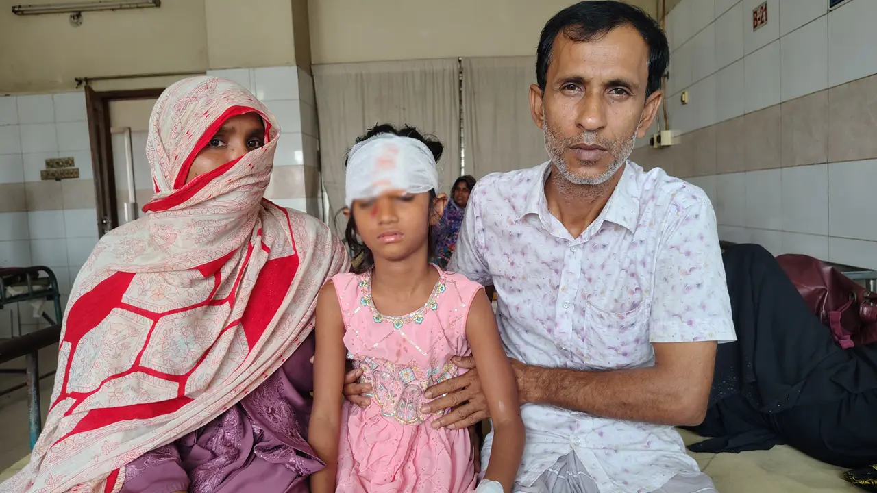 বাবা মারামারি থামিয়ে দেওয়ায় মেয়ের ওপর হামলার অভিযোগ