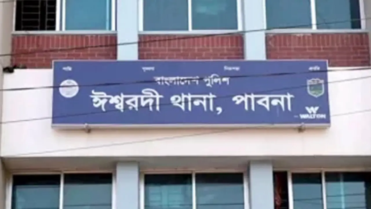 পদ্মায় টহলরত পুলিশের ওপর সন্ত্রাসী হামলা, ওসিসহ ৫ সদস্য গুলিবিদ্ধ