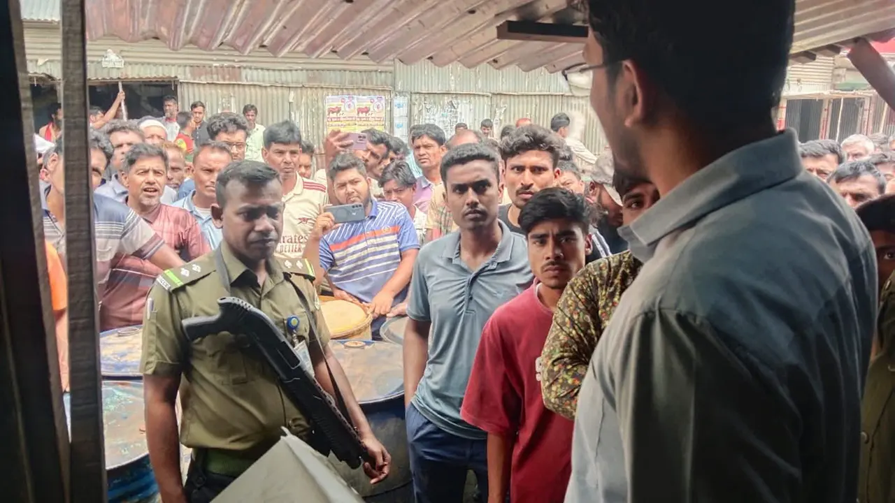পেট্রোল মজুত করে অতিরিক্ত দামে বিক্রি, ২৫ হাজার টাকা জরিমানা