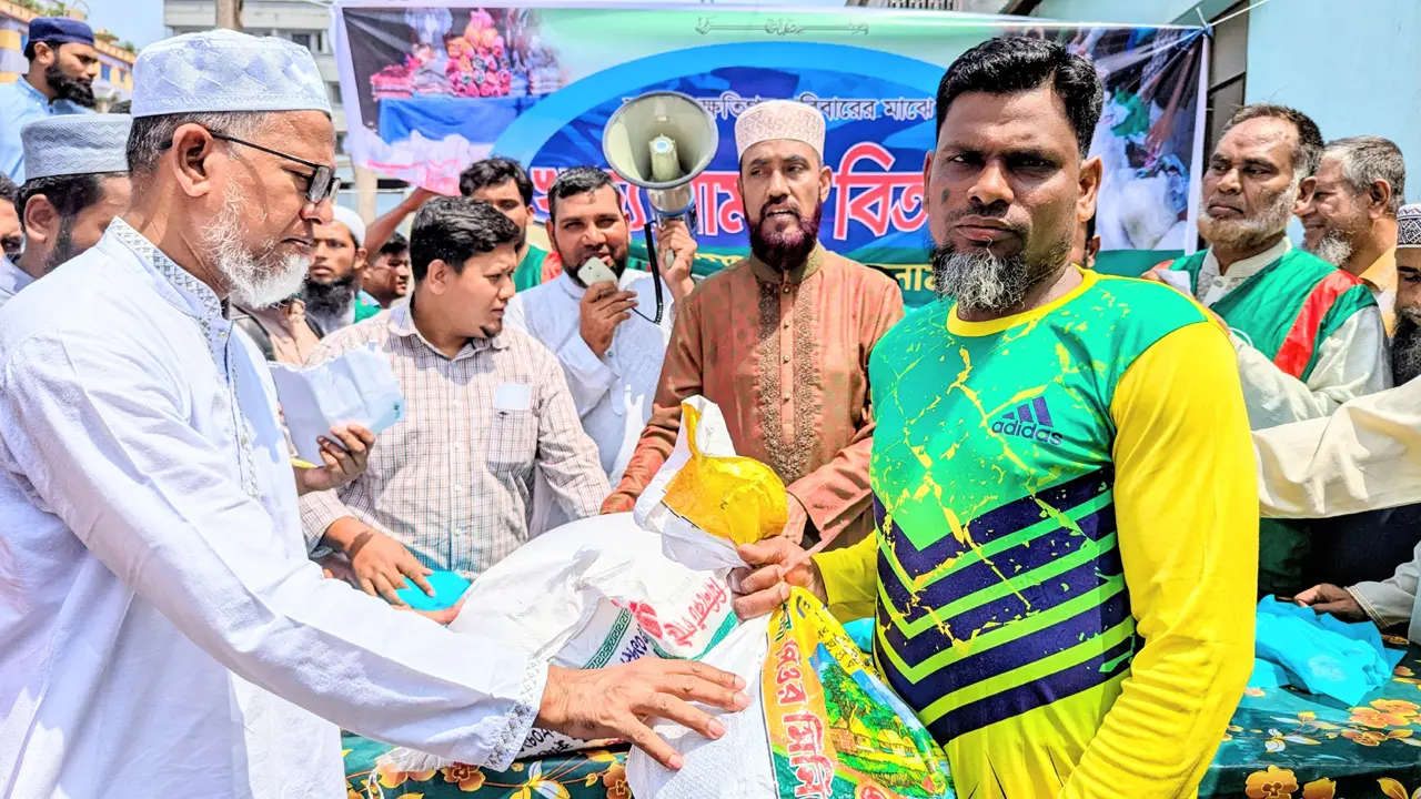 তুরাগে অগ্নিকাণ্ডে ক্ষতিগ্রস্তদের মধ্যে জামায়াতের খাদ্য-বস্ত্র বিতরণ