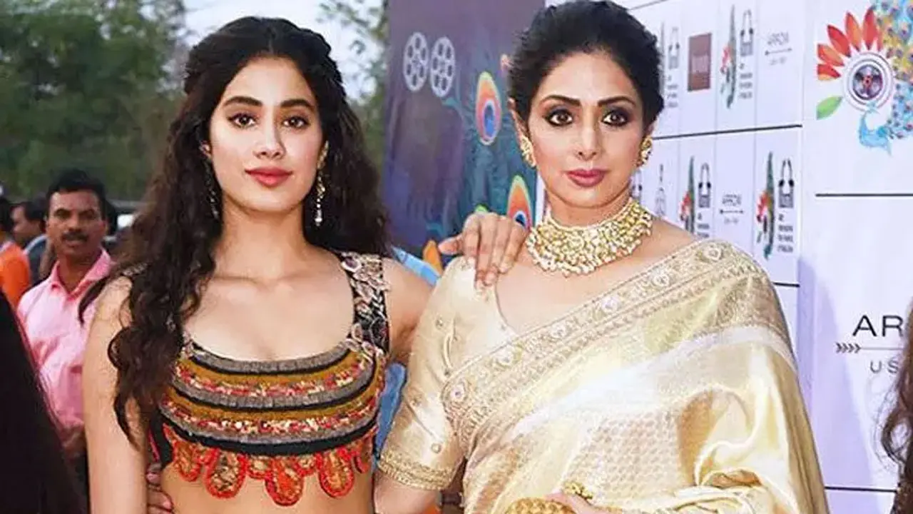 ‘মাকে ঘরভাঙানি বলা হতো, অথচ কষ্ট পেয়েও বুঝতে দেননি’