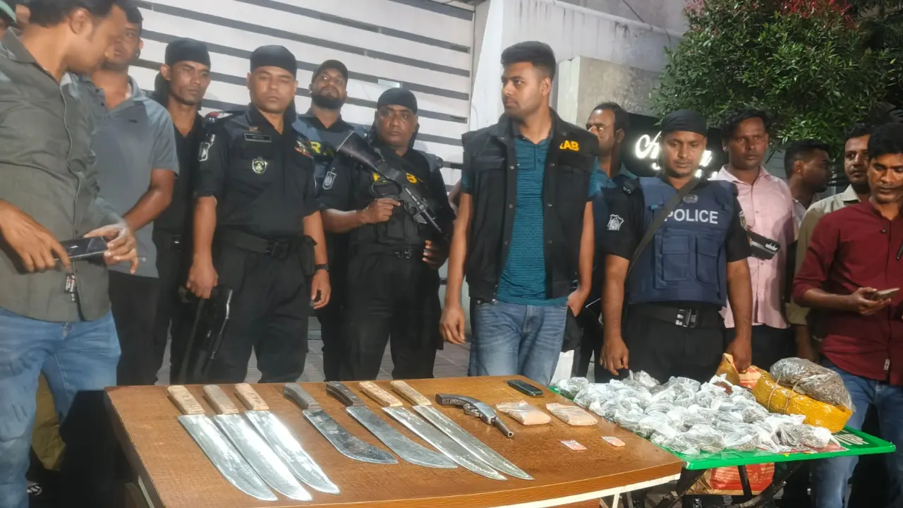 জেনেভা ক্যাম্পে র‍্যাবের অভিযানে আগ্নেয়াস্ত্র, চাপাতি ও মাদক জব্দ