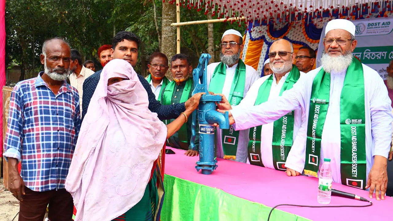 যশোরে বিনামূল্যে দোস্ত এইডের টিউবওয়েল বিতরণ