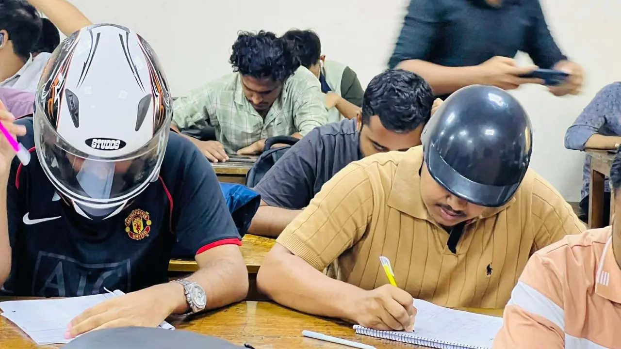 নিরাপত্তার শঙ্কায় হেলমেট পরে পরীক্ষার হলে জবি শিক্ষার্থীরা