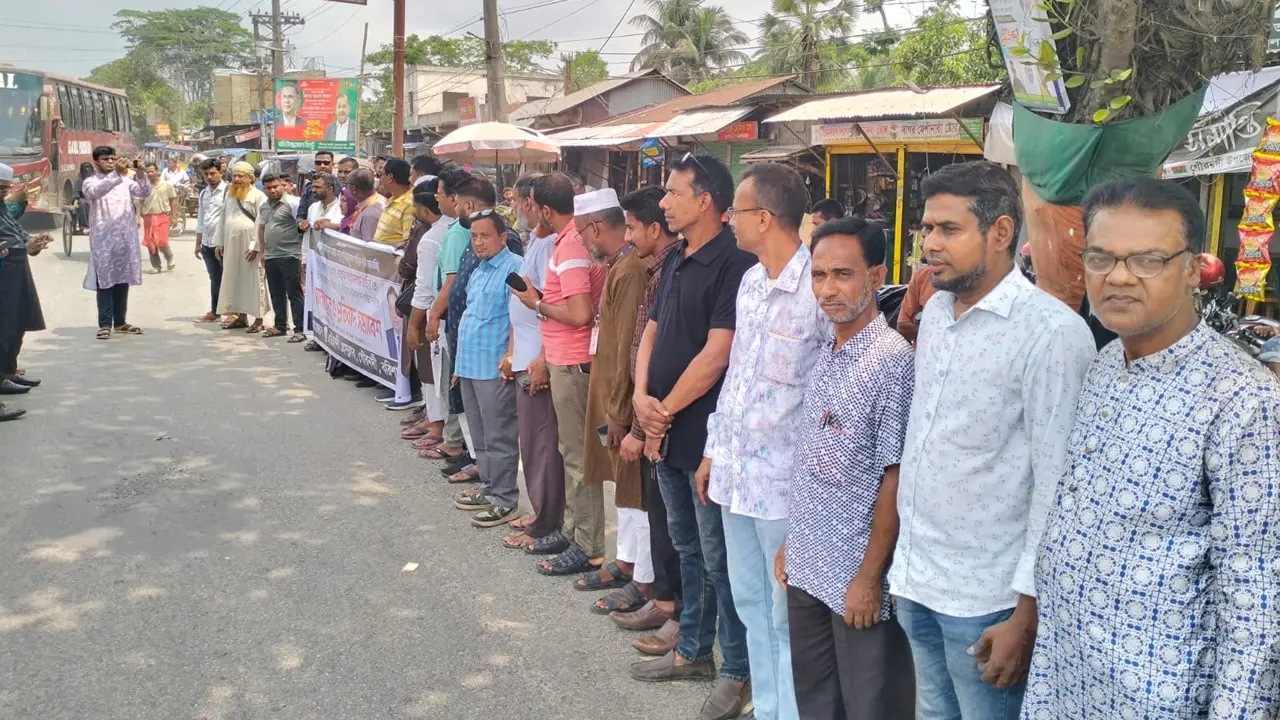 বরিশালে প্রেসক্লাবের সভাপতিকে হত্যার হুমকির প্রতিবাদে মানববন্ধন