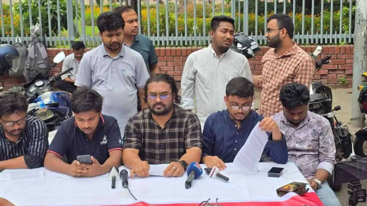 শাহবাগ থানায় শিক্ষার্থী-সাংবাদিকদের ওপর হামলায় জড়িতদের গ্রেপ্তার দাবি