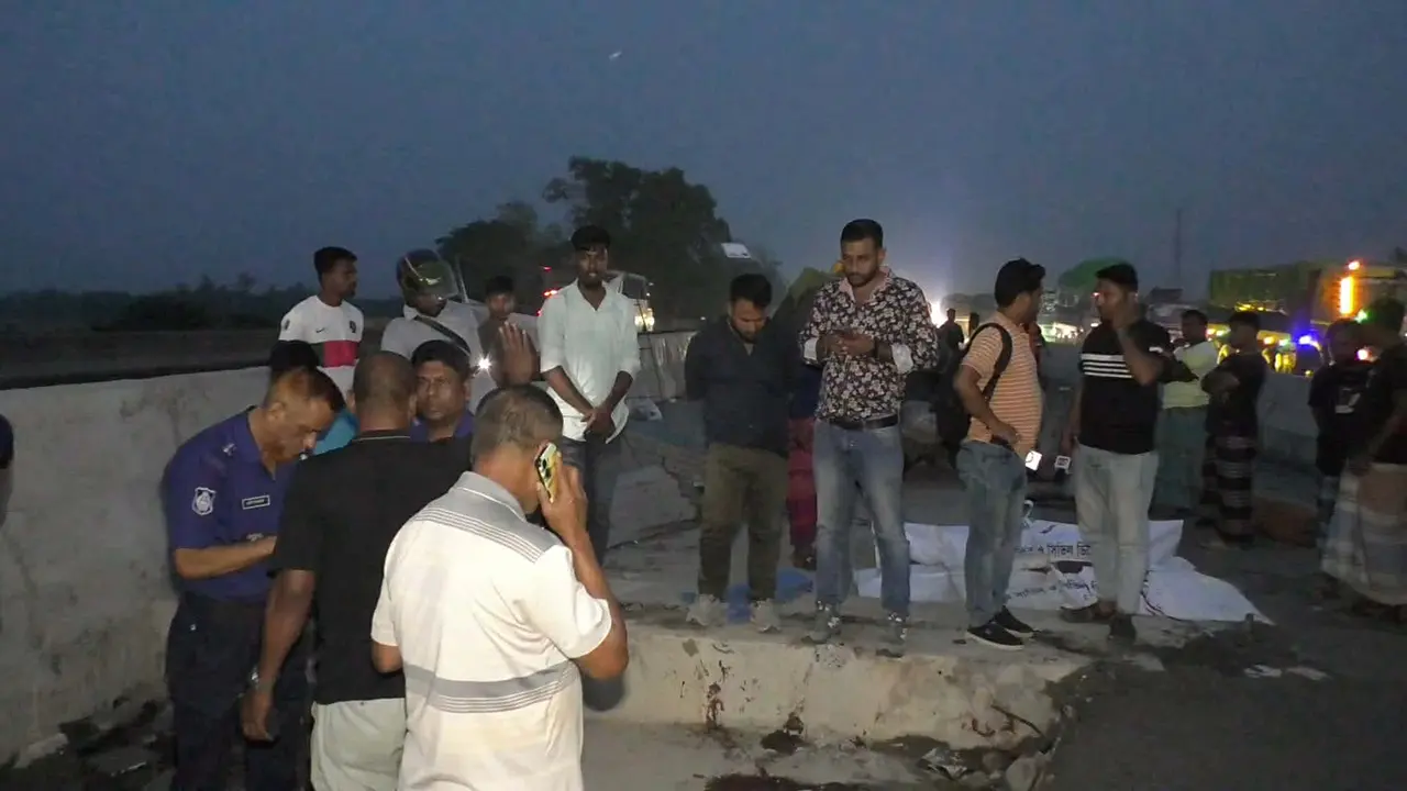 টাঙ্গাইলে ট্রাকচাপায় দুই শ্রমিক নিহত