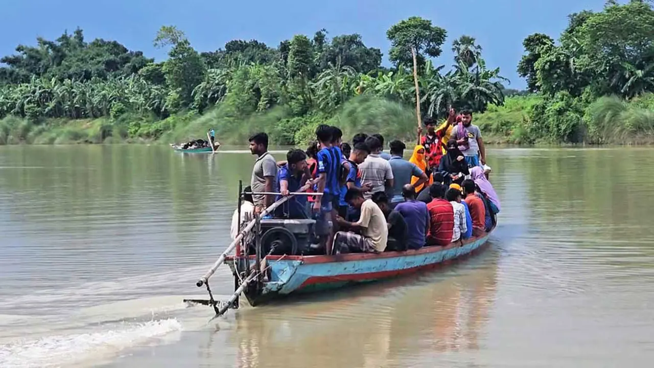 খুলনায় ঝড়ে নৌকাডুবি, দুই জেলে নিখোঁজ