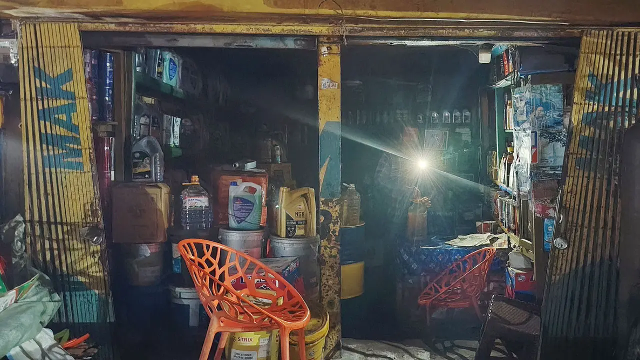 দক্ষিণাঞ্চলে প্রচণ্ড গরম আর লোডশেডিংয়ে অতিষ্ঠ মানুষ