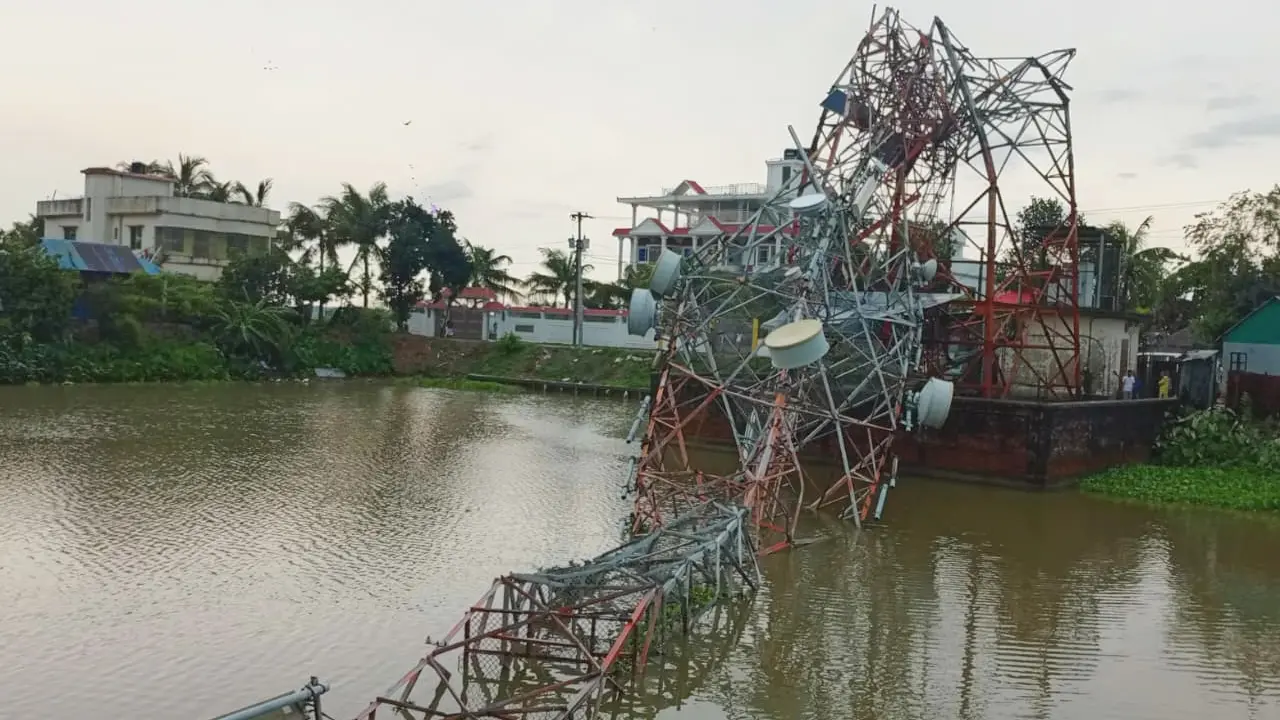 ব্রাহ্মণবাড়িয়ায় কালবৈশাখি ঝড়ে ভেঙে পড়েছে মোবাইল টাওয়ার