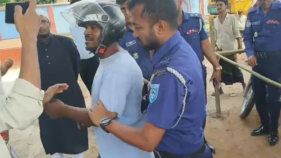 কুড়িগ্রামে তেল নেওয়াকে কেন্দ্র করে উত্তেজনা, দুই বাইকার আটক