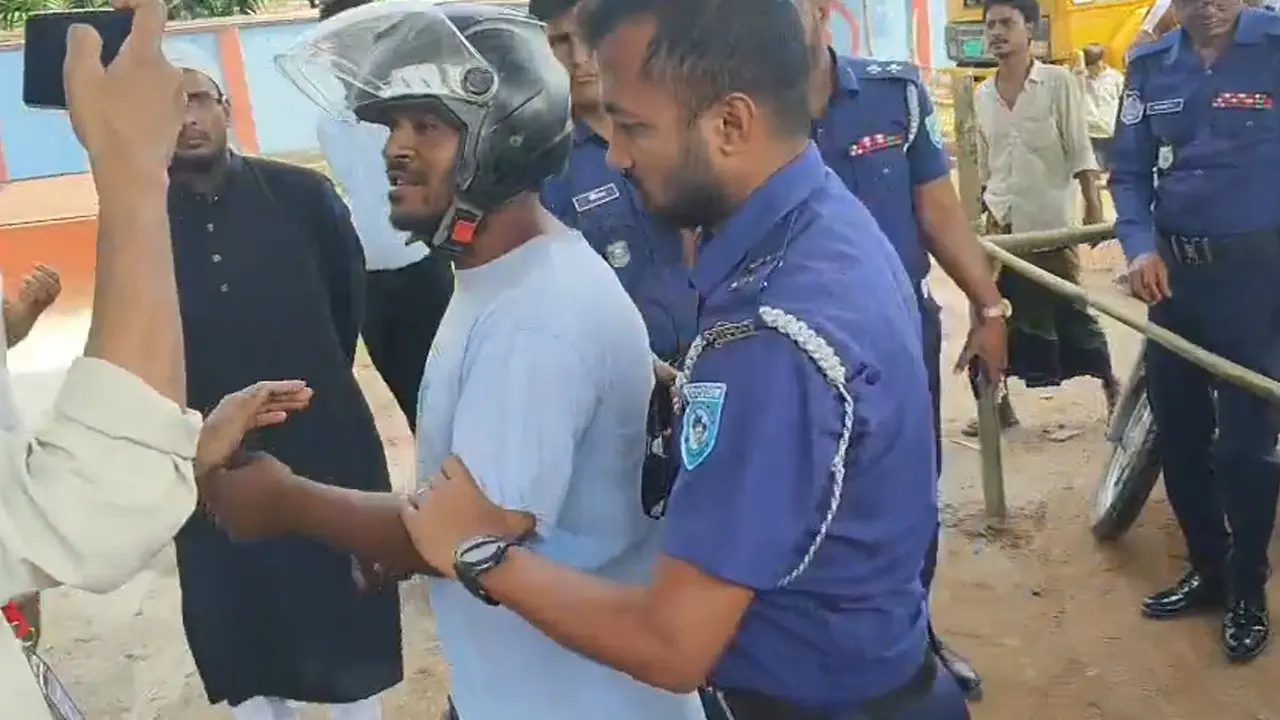 কুড়িগ্রামে তেল নেওয়াকে কেন্দ্র করে উত্তেজনা, দুই বাইকার আটক