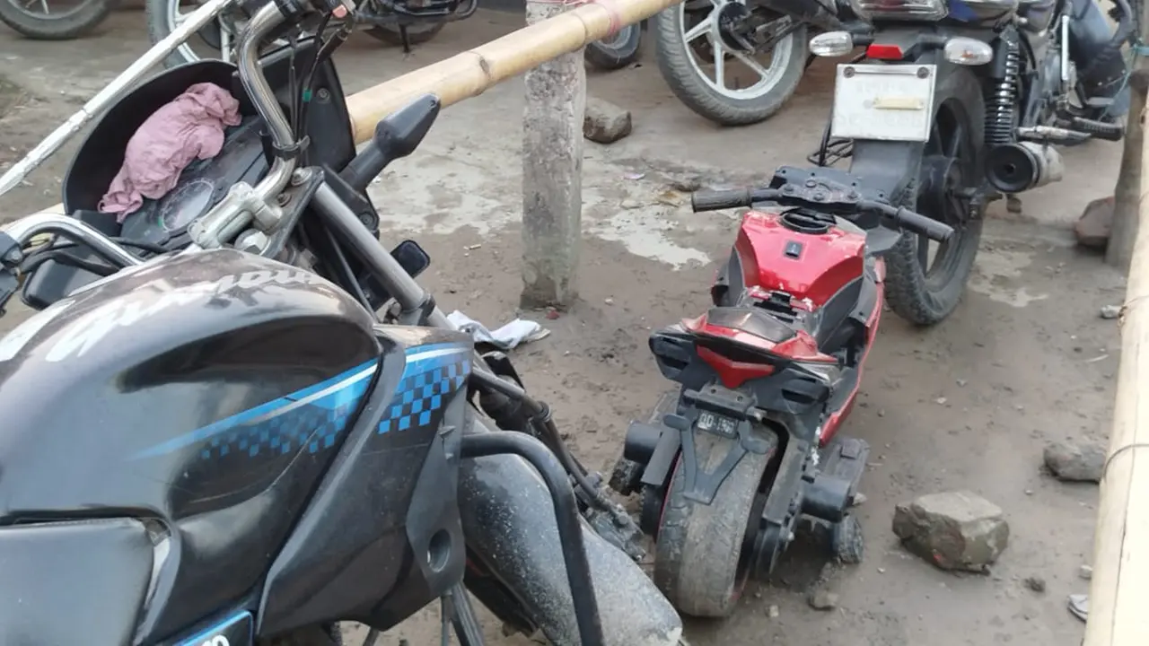 কুড়িগ্রামে তেলের লাইনে খেলনা মোটরসাইকেল