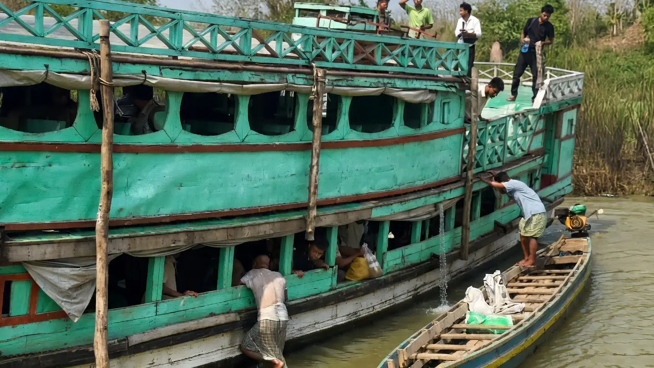 রাঙামাটিতে লঞ্চের তলা ফেটে দুর্ঘটনা