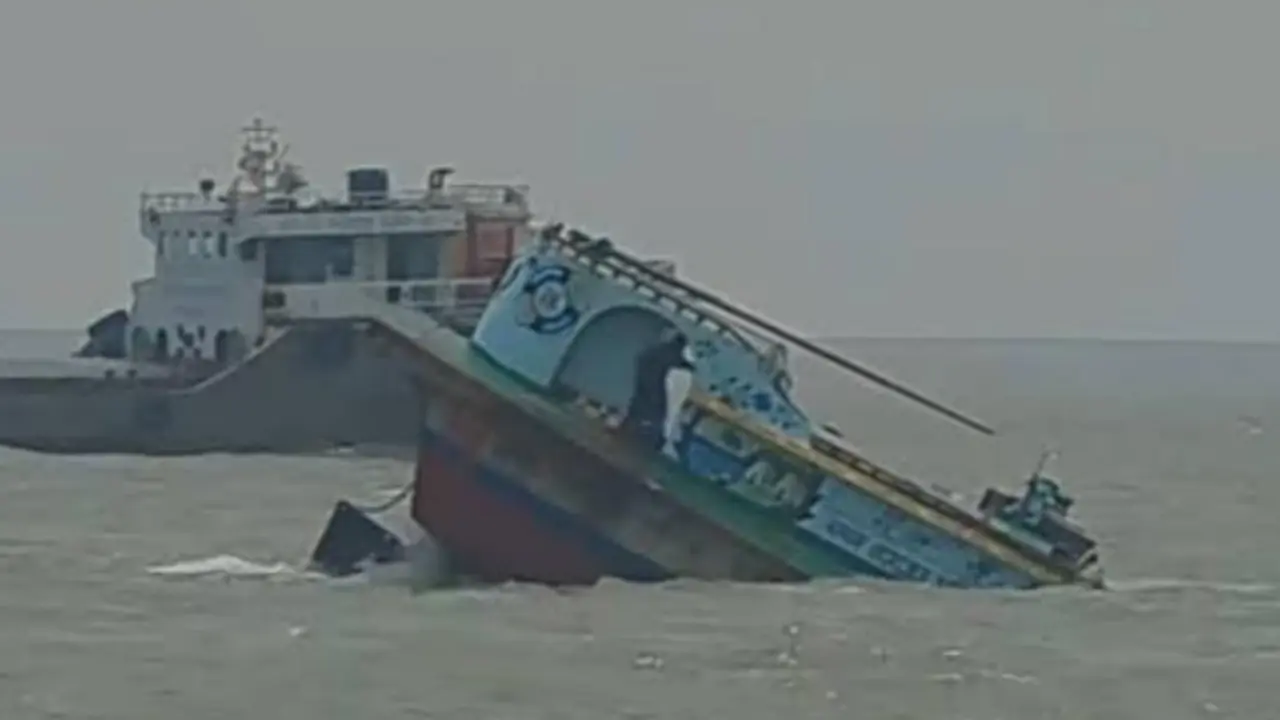 মেঘনায় লঞ্চের ধাক্কায় ডুবে গেল বালুবাহী বাল্কহেড