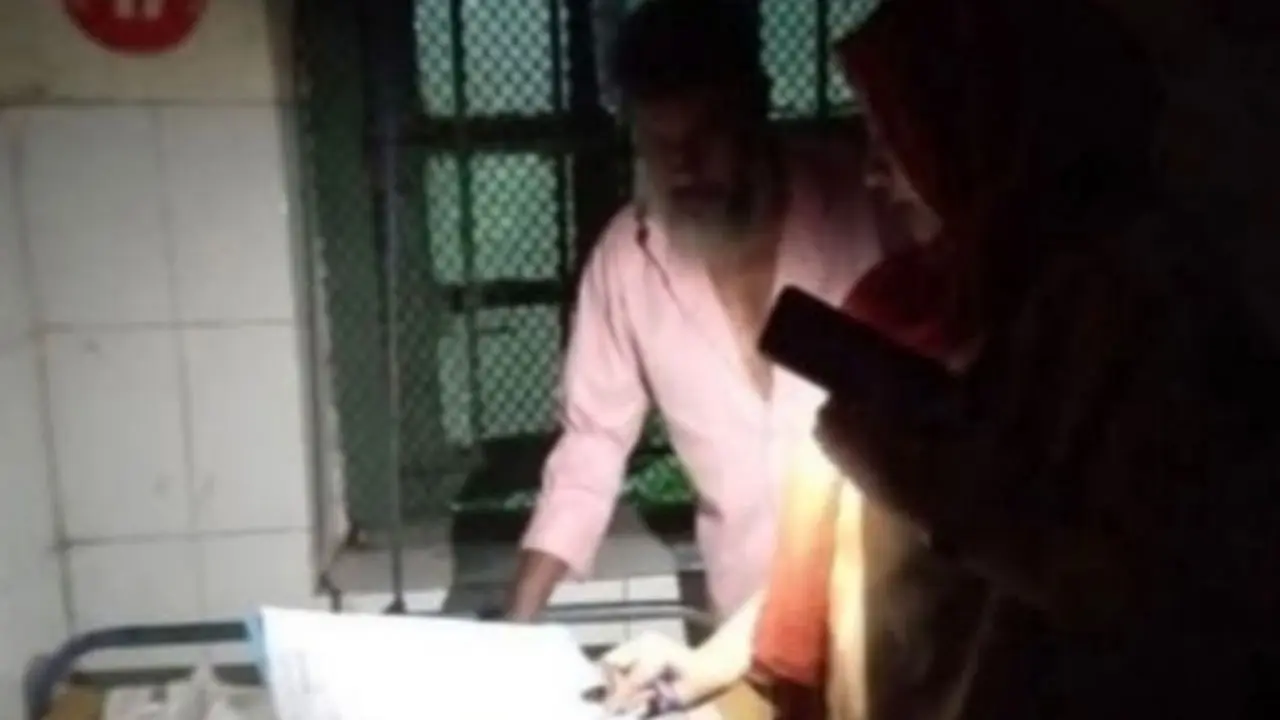 বিদ্যুতের অভাবে অন্ধকার হাসপাতাল, মোবাইলের আলোয় চলছে চিকিৎসা