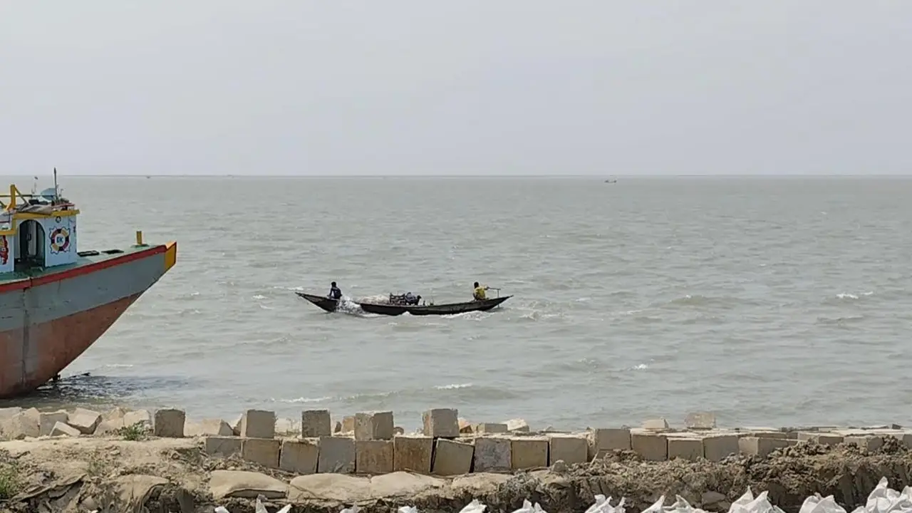 চিংড়ির রেণু শিকারে নেমে নদীতে যুবক নিখোঁজ