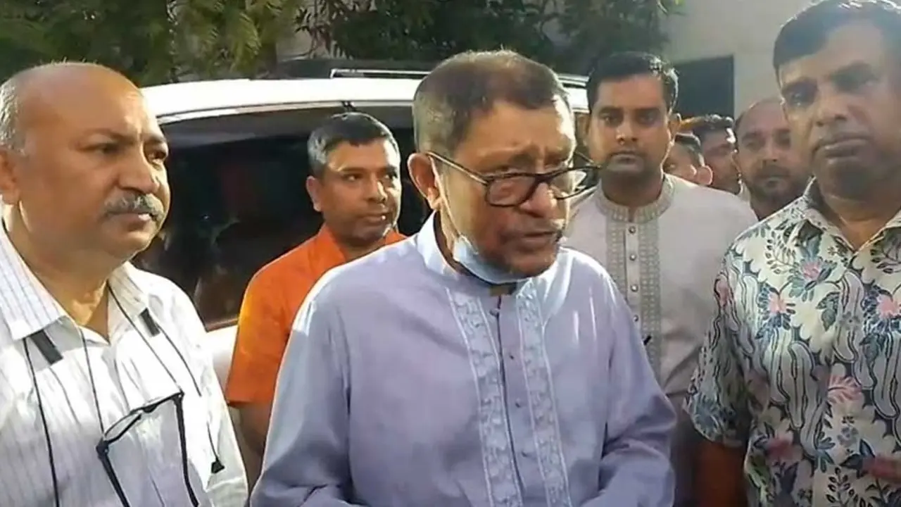 খালেদা জিয়ার গৃহকর্মী ফাতেমার ভাতিজিকে দেখতে হাসপাতালে স্বাস্থ্যমন্ত্রী