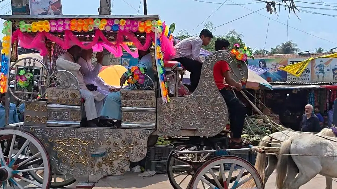 ঘোড়ার গাড়িতে মসজিদের খাদেমের রাজকীয় বিদায়