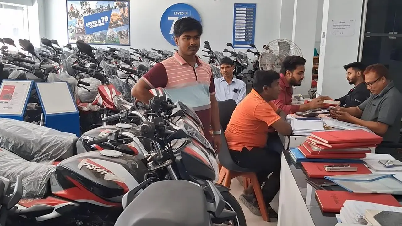 চাঁপাইনবাবগঞ্জে মোটরসাইকেল নিবন্ধনে উপচে পড়া ভিড়