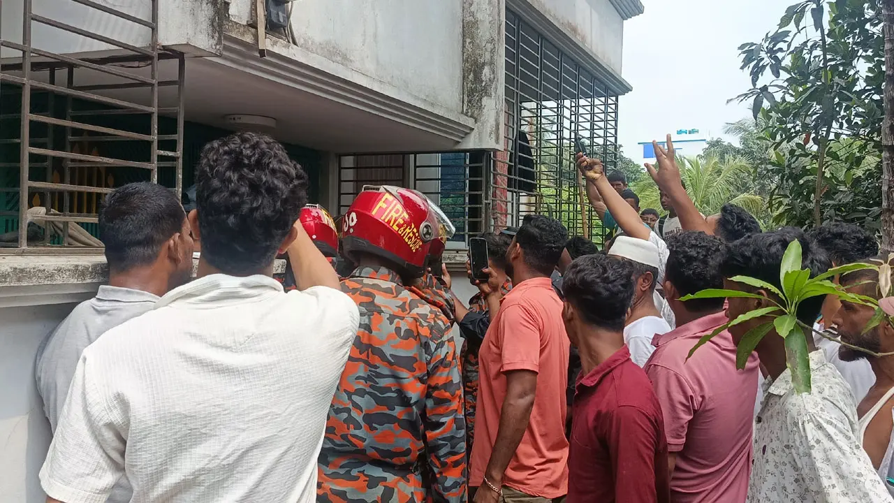 ৯৯৯-এ ফোন, ঘরের দরজা ভেঙে শ্রমিকের মরদেহ উদ্ধার
