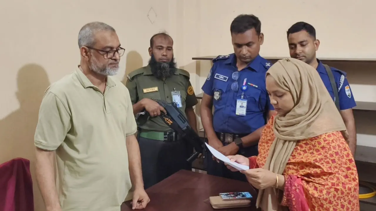 নাটোরে বেশি দামে গ্যাস সিলিন্ডার বিক্রি, পরিবেশককে জরিমানা