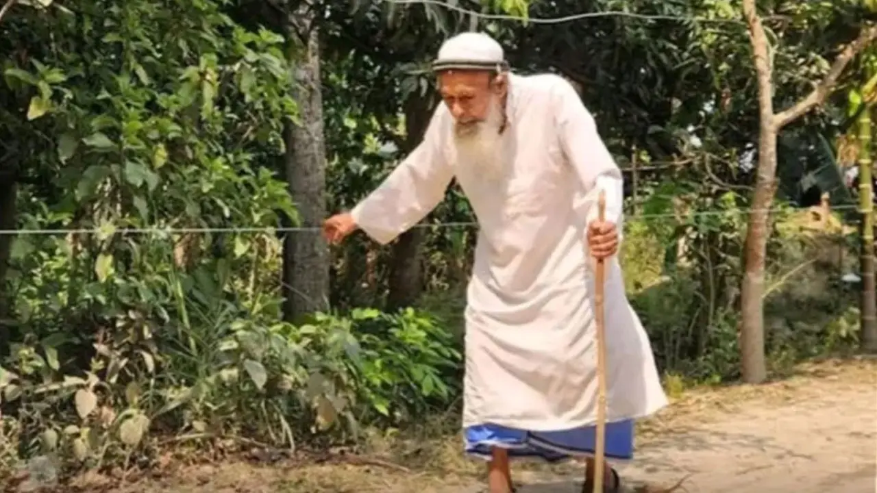 দড়ি ধরে মসজিদে যাওয়া অন্ধ মুয়াজ্জিন আব্দুর রহমান মারা গেছেন