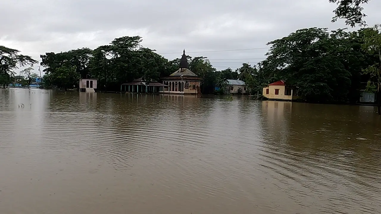 নেত্রকোণায় তিন নদীর পানি বিপৎসীমার উপরে