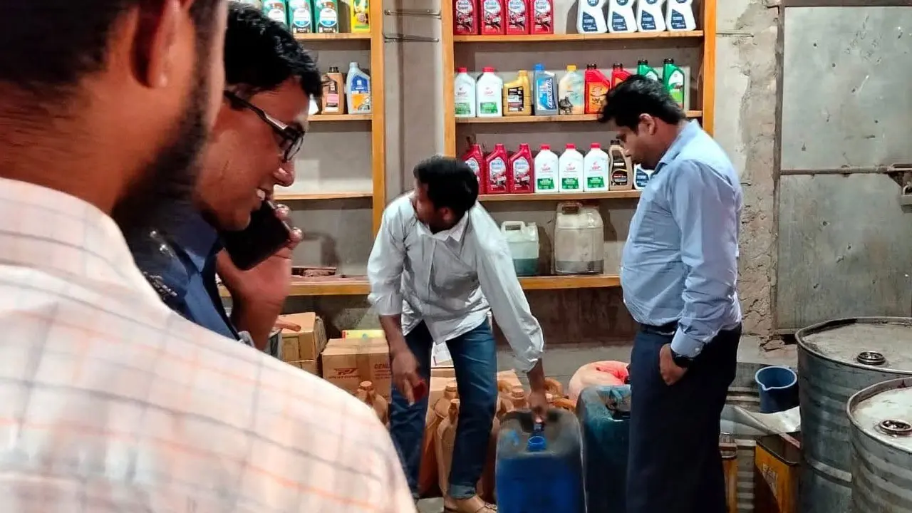 অবৈধভাবে জ্বালানি তেল মজুত করে বিক্রি, ব্যবসায়ীকে জরিমানা