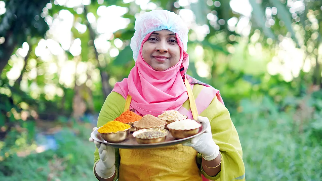 চাকরি ছেড়ে উদ্যোক্তা, আচার বিক্রি করে মাসে আয় লাখ টাকা