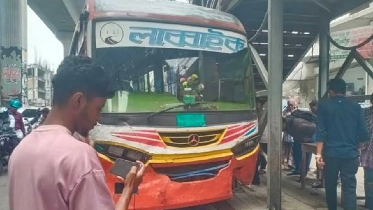 ফার্মগেটে লাব্বাইক বাসের ধাক্কায় সিএনজি চালক নিহত